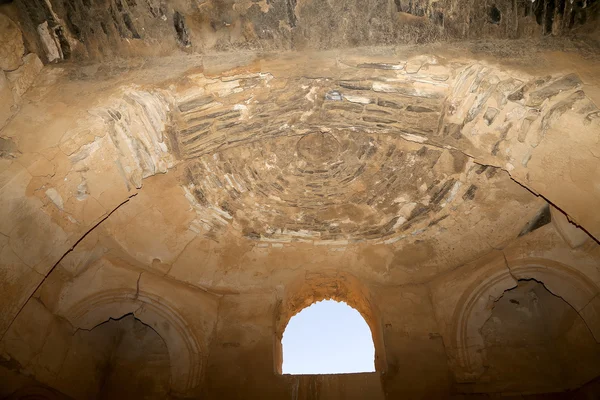 Qasr Kharana (Kharanah ou Harrana), o castelo do deserto no leste da Jordânia (100 km de Amã). Construído no século VIII d.C. para ser usado como caravanserai, um lugar de descanso para os comerciantes — Fotografia de Stock