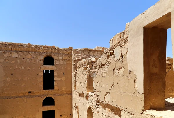 Kasr Charrána (Kharanah nebo Harrana), pouštní hrad ve východním Jordan (100 km z Ammánu). Postavena v 8.století užívaný jako Karavanserai, místo odpočinku pro obchodníky — Stock fotografie