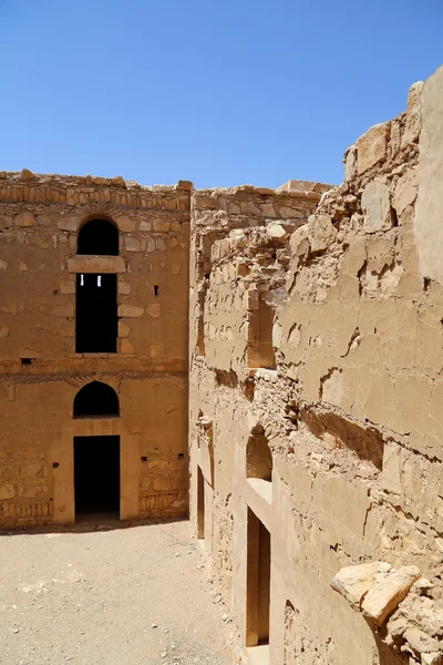 Kasr Charrána (Kharanah nebo Harrana), pouštní hrad ve východním Jordan (100 km z Ammánu). Postavena v 8.století užívaný jako Karavanserai, místo odpočinku pro obchodníky — Stock fotografie