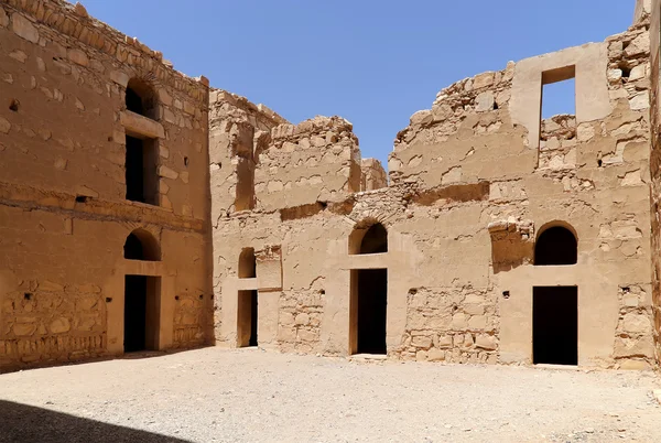 Qasr Kharana (Kharanah o Harrana), el castillo del desierto en el este de Jordania (100 km de Ammán). Construido en el siglo VIII dC para ser utilizado como caravasar, un lugar de descanso para los comerciantes —  Fotos de Stock