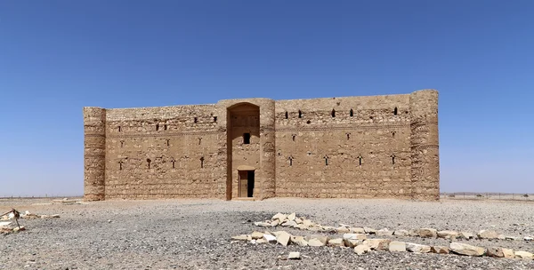Qasr Kharana (Kharanah o Harrana), el castillo del desierto en el este de Jordania (100 km de Ammán). Construido en el siglo VIII dC para ser utilizado como caravasar, un lugar de descanso para los comerciantes —  Fotos de Stock