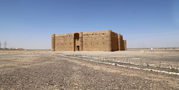 カスル Kharana (Kharanah または Harrana)、東部 Jordan (アンマンの 100 km) の砂漠の城。隊商宿、トレーダーのための休憩場所として使用される 8 世紀に建てられました。 — ストック写真