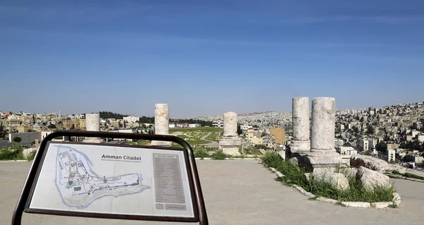 Amã cidade landmarks-- velho romano Citadel Hill (Site plano legenda), Jordânia — Fotografia de Stock