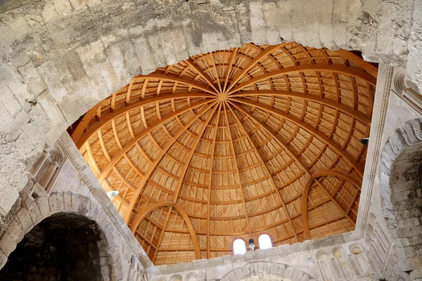 Interior do antigo Palácio Omíada, um dos edifícios bem preservados em Jabal al-Qal 'a, a antiga colina da cidadela romana da capital da Jordânia, Amã — Fotografia de Stock