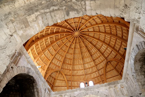 Interno del vecchio Palazzo Omayyade, uno degli edifici ben conservati di Jabal al-Qal'a, l'antica cittadella romana della capitale della Giordania Amman — Foto Stock