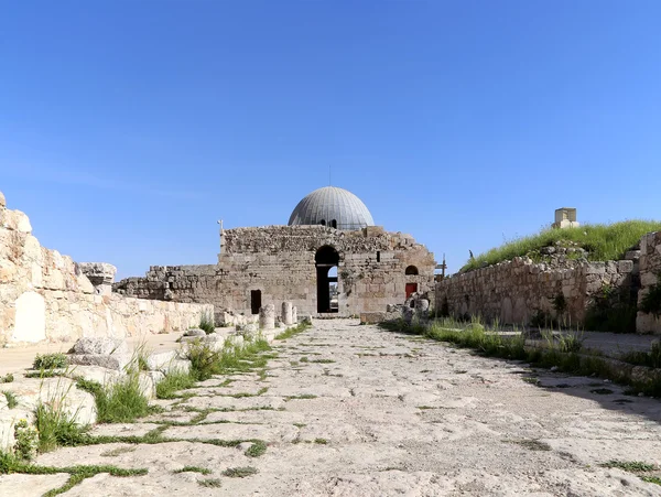 El antiguo palacio omeya, uno de los edificios bien conservados en Jabal al-Qal 'a, la antigua ciudadela romana colina de la capital de Jordania, Ammán — Foto de Stock