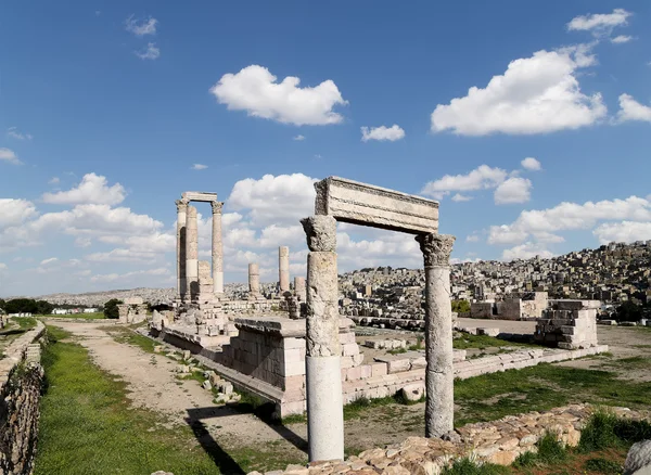 Tempel van hercules, Romeinse Corinthische zuilen bij citadel hill, amman, Jordanië — Stockfoto