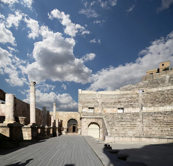 Romerska teatern i amman, jordan--teater byggdes regeringstiden av antonius pius (138-161 ce), den stora och kraftigt rakade strukturen kunde plats omkring 6000 personer — Stockfoto