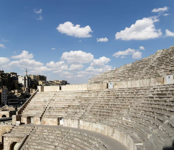 Roman Theatre i Amman, Jordan-Teateret ble bygget under styret til Antonius Pius (138-161 e.Kr.), og den store og bratte strukturen kunne romme rundt 6000 mennesker. – stockfoto
