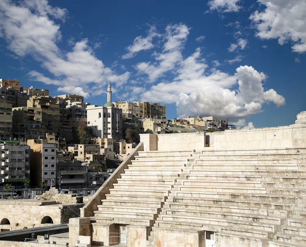 Römisches theater in amman, jordan -- theater wurde während der herrschaft von antonius pius (138-161 n. Chr.) erbaut, das große und steil geharkte gebäude konnte etwa 6000 personen beherbergen — Stockfoto