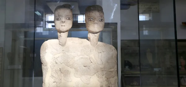 Die ain ghazal-Statuen sind die ältesten je von einem Menschen gefertigten Statuen, die zwischen 6000 und 8000 v. Chr. angefertigt wurden, jordanisches archäologisches Museum (gelegen in der Zitadelle von Amman, erbaut 1951)) — Stockfoto
