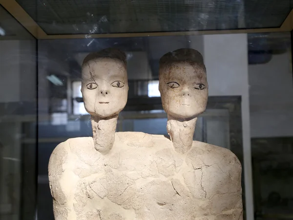 Die ain ghazal-Statuen sind die ältesten je von einem Menschen gefertigten Statuen, die zwischen 6000 und 8000 v. Chr. angefertigt wurden, jordanisches archäologisches Museum (gelegen in der Zitadelle von Amman, erbaut 1951)) — Stockfoto