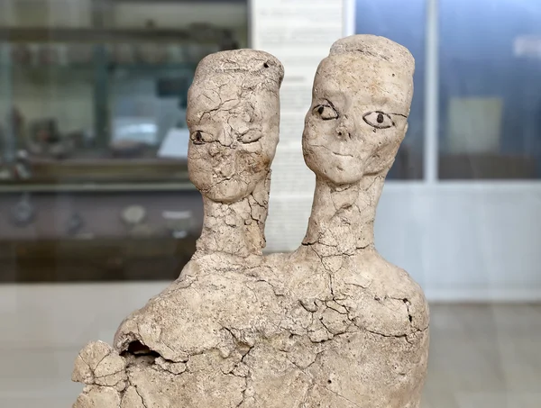 The Ain Ghazal statues are the oldest statues ever made by a human being, made between 6000 and 8000 B.C., Jordan Archaeological Museum (located in the Amman Citadel,  built in 1951) — Stockfoto