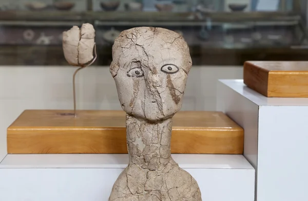 Las estatuas de Ain Ghazal son las estatuas más antiguas jamás hechas por un ser humano, hechas entre 6000 y 8000 a.C., Museo Arqueológico de Jordania (ubicado en la Ciudadela de Ammán, construida en 1951 ) — Foto de Stock