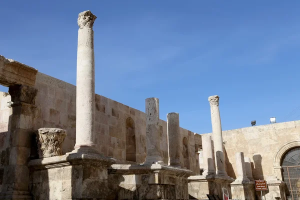 Римский театр в Аммане, Иордания - театр был построен в правление Антония Пия (138-161 гг. н.э.), большая и крутая конструкция вмещала около 6000 человек — стоковое фото