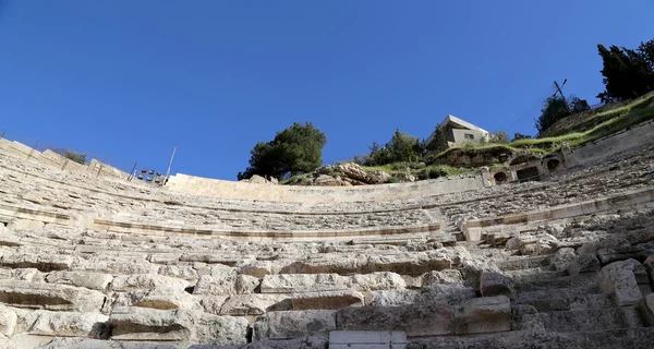 Teatro Romano em Amã, Jordânia - teatro foi construído o reinado de Antônio Pio (138-161 dC), a estrutura grande e escarpada poderia acomodar cerca de 6000 pessoas — Fotografia de Stock