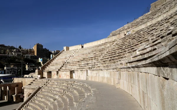 Romerska teatern i amman, jordan--teater byggdes regeringstiden av antonius pius (138-161 ce), den stora och kraftigt rakade strukturen kunde plats omkring 6000 personer — Stockfoto