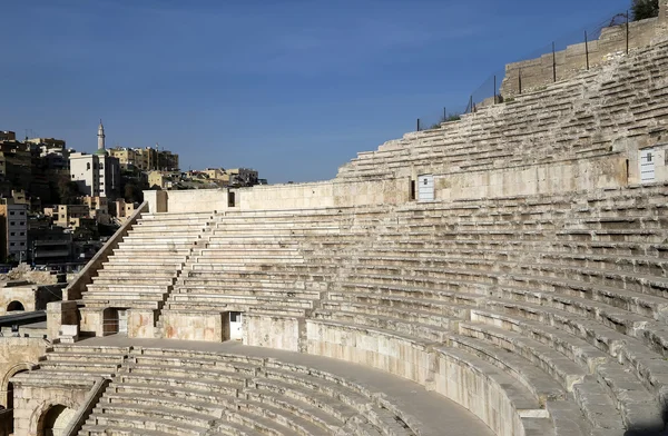 Římské divadlo v Ammánu, Jordánsko – divadlo bylo postaveno za vlády Antonia Pia (138-161 ce), velký a strmě hrabal struktura pojal asi 6000 lidí — Stock fotografie