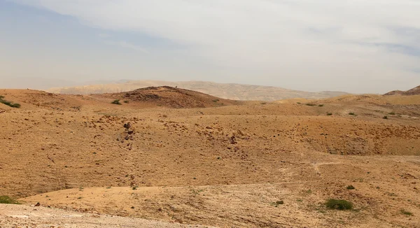 Deserto di pietra con montagne, Giordania, Medio Oriente — Foto Stock