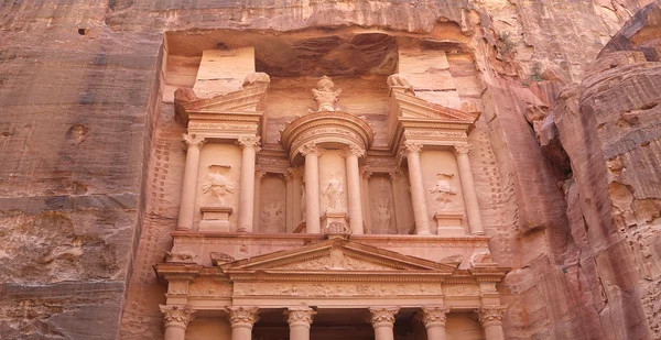 Al khazneh oder die Schatzkammer in Petra, Jordanien - sie ist ein Symbol für Jordanien und zugleich die meistbesuchte Touristenattraktion Jordaniens. Petra ist seit 1985 Unesco-Weltkulturerbe — Stockfoto