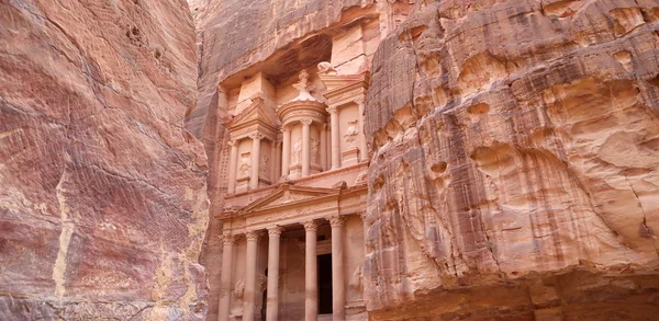 Al khazneh oder die Schatzkammer in Petra, Jordanien - sie ist ein Symbol für Jordanien und zugleich die meistbesuchte Touristenattraktion Jordaniens. Petra ist seit 1985 Unesco-Weltkulturerbe — Stockfoto