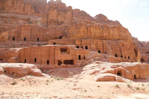 Petra, Jordanie- c'est un symbole de la Jordanie, ainsi que l'attraction touristique la plus visitée de Jordanie. Petra est inscrite au patrimoine mondial de l'UNESCO depuis 1985 — Photo