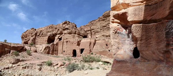 Petra, Jordania es un símbolo de Jordania, así como la atracción turística más visitada de Jordania. Petra ha sido Patrimonio de la Humanidad por la UNESCO desde 1985 — Foto de Stock