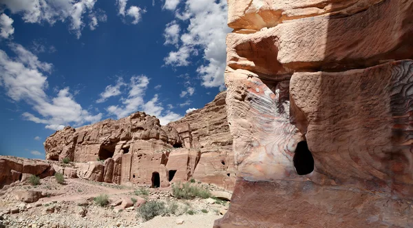 Petra, Jordanien--det är en symbol för Jordanien, samt Jordaniens mest besökta turistattraktion. Petra har varit ett världsarv sedan 1985 — Stockfoto