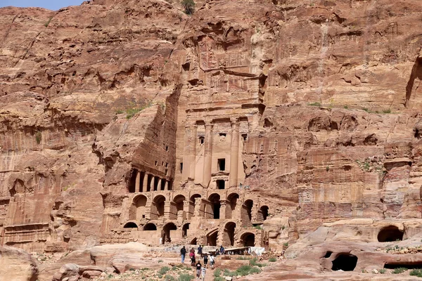 Petra, Jordanie- c'est un symbole de la Jordanie, ainsi que l'attraction touristique la plus visitée de Jordanie. Petra est inscrite au patrimoine mondial de l'UNESCO depuis 1985 — Photo