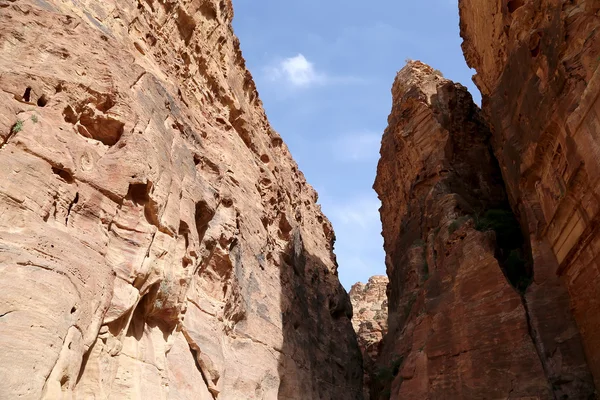 O caminho de 1,2 km de comprimento (As-Siq) para a cidade de Petra, Jordânia é um símbolo da Jordânia, bem como a atração turística mais visitada da Jordânia. Petra é Património Mundial da UNESCO desde 1985 — Fotografia de Stock