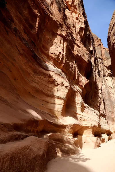 Der 1,2 km lange weg (as-siq) zur stadt petra, jordan-- er ist ein symbol jordans und die meistbesuchte touristenattraktion jordans. Petra ist seit 1985 Unesco-Weltkulturerbe — Stockfoto