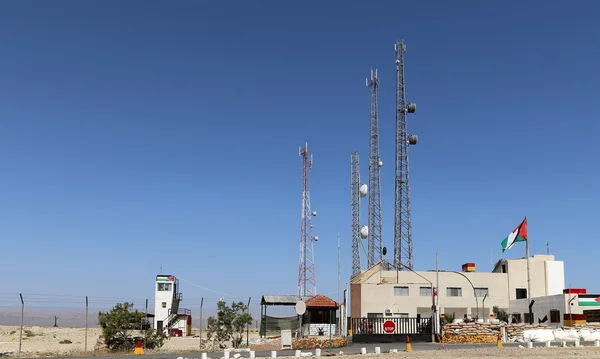 Antena de telecomunicações e equipamentos na costa do Mar Morto na Jordânia, Oriente Médio — Fotografia de Stock