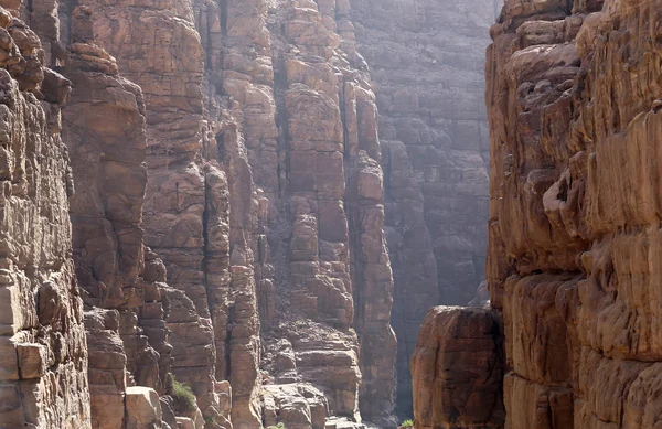 Rocas Wadi Mujib-- parque nacional situado en el área del Mar Muerto, Jordania — Foto de Stock