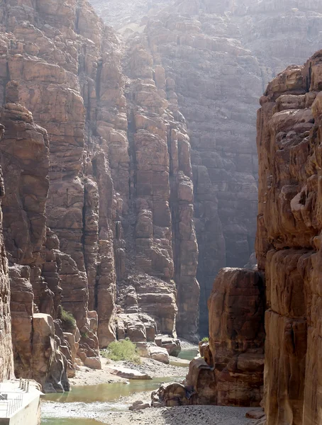 Rocas Wadi Mujib-- parque nacional situado en el área del Mar Muerto, Jordania — Foto de Stock