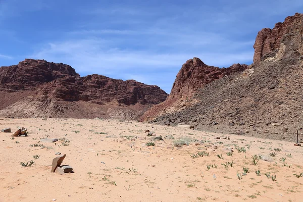 Montañas del desierto de ron Wadi también conocido como el Valle de la Luna es un valle cortado en la piedra arenisca y roca de granito en el sur de Jordania 60 km al este de Aqaba — Foto de Stock