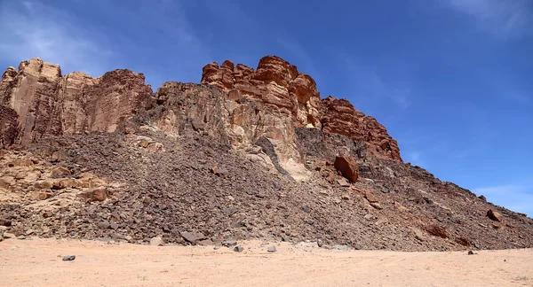 Berge von Wadi Rum Wüste auch als das Tal des Mondes bekannt ist ein Tal in den Sandstein und Granitfelsen im südlichen Jordanien 60 km östlich von Aqaba geschnitten — Stockfoto