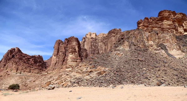 Bergen van wadi rum woestijn ook bekend als de vallei van de maan is een vallei in de zandsteen en graniet rots in zuidelijke Jordanië 60 km ten oosten van aqaba gesneden — Stockfoto