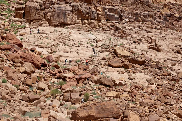 Bergen van wadi rum woestijn ook bekend als de vallei van de maan is een vallei in de zandsteen en graniet rots in zuidelijke Jordanië 60 km ten oosten van aqaba gesneden — Stockfoto