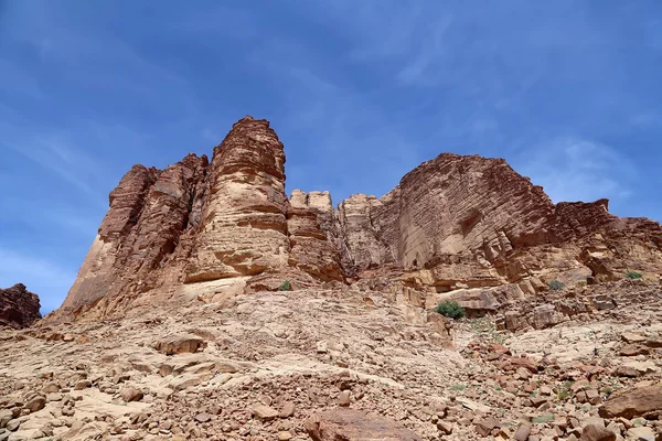 Bergen van wadi rum woestijn ook bekend als de vallei van de maan is een vallei in de zandsteen en graniet rots in zuidelijke Jordanië 60 km ten oosten van aqaba gesneden — Stockfoto