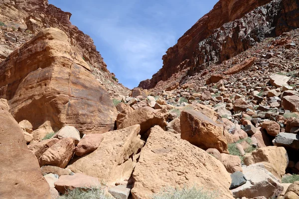 Bergen van wadi rum woestijn ook bekend als de vallei van de maan is een vallei in de zandsteen en graniet rots in zuidelijke Jordanië 60 km ten oosten van aqaba gesneden — Stockfoto