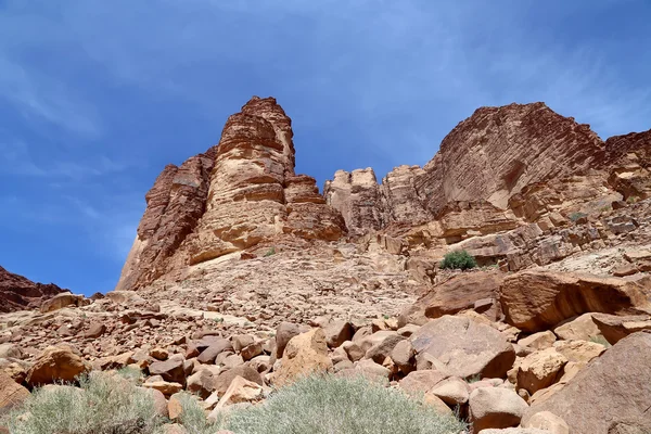 Montañas del desierto de ron Wadi también conocido como el Valle de la Luna es un valle cortado en la piedra arenisca y roca de granito en el sur de Jordania 60 km al este de Aqaba — Foto de Stock