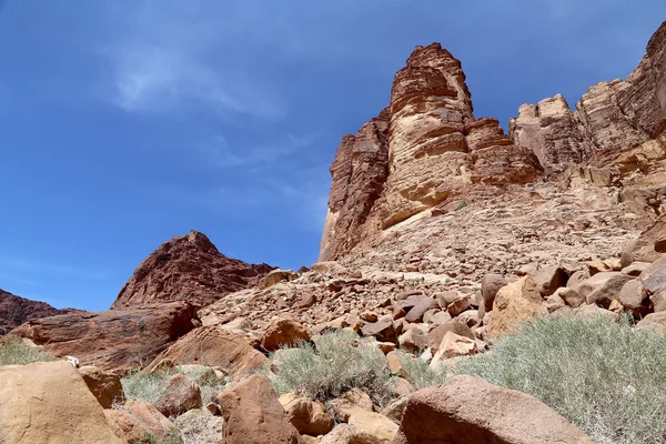 Montagne del Wadi Rum Deserto noto anche come La Valle della Luna è una valle tagliata nella roccia arenaria e granito nel sud della Giordania 60 km a est di Aqaba — Foto Stock