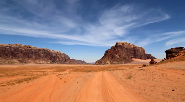 Wadi rum woestijn ook bekend als de vallei van de maan is een vallei in de zandsteen en graniet rots in zuidelijke Jordanië 60 km ten oosten van aqaba gesneden — Stockfoto