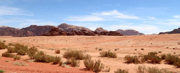 Ваді ром пустелі також Місячна Долина — Долина нарізати пісковика і гранітні скелі в Південній Йорданії 60 км на схід від Акаба — стокове фото