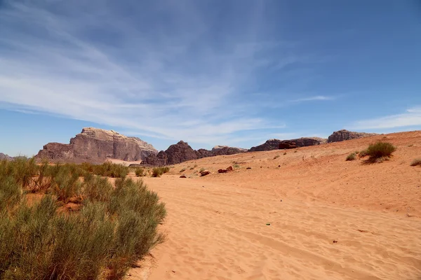 Wadi Rum Desert also known as The Valley of the Moon is a valley cut into the sandstone and granite rock in southern Jordan 60 km to the east of Aqaba — Stock Photo, Image