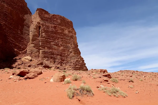 Montañas del desierto de ron Wadi también conocido como el Valle de la Luna es un valle cortado en la piedra arenisca y roca de granito en el sur de Jordania 60 km al este de Aqaba — Foto de Stock