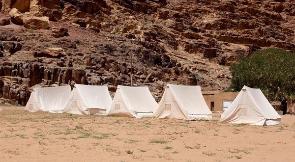 Berge von Wadi Rum Wüste auch als das Tal des Mondes bekannt ist ein Tal in den Sandstein und Granitfelsen im südlichen Jordanien 60 km östlich von Aqaba geschnitten — Stockfoto