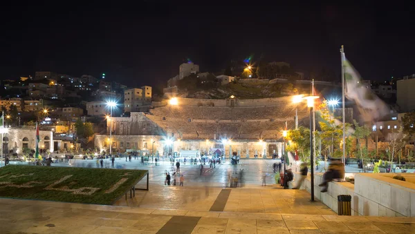Teatro Romano em Amã (à noite), Jordan-teatro foi construído o reinado de Antonius Pio (138-161 dC), a estrutura grande e íngreme rake poderia acomodar cerca de 6000 pessoas — Fotografia de Stock
