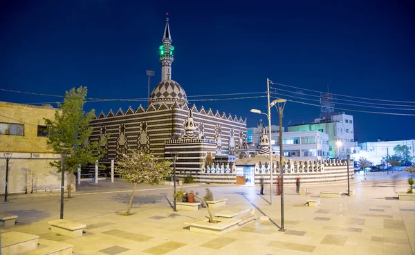 Abu Darweesh Mesquita Amã (à noite), Jordânia. Foi construído em 1961 pela comunidade circassiana que veio para se estabelecer em Amã — Fotografia de Stock