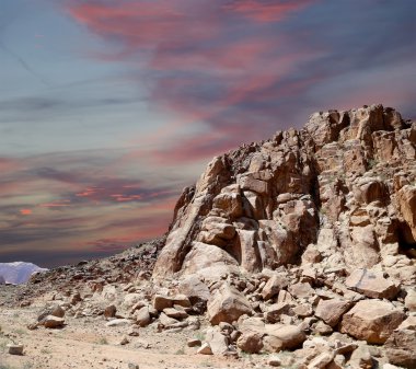 wadi rum çöl dağlar da ay Vadisi'nin güney Ürdün kumtaşı ve granit kaya 60 km doğusunda Akabe kesilmiş bir vadi olduğunu.